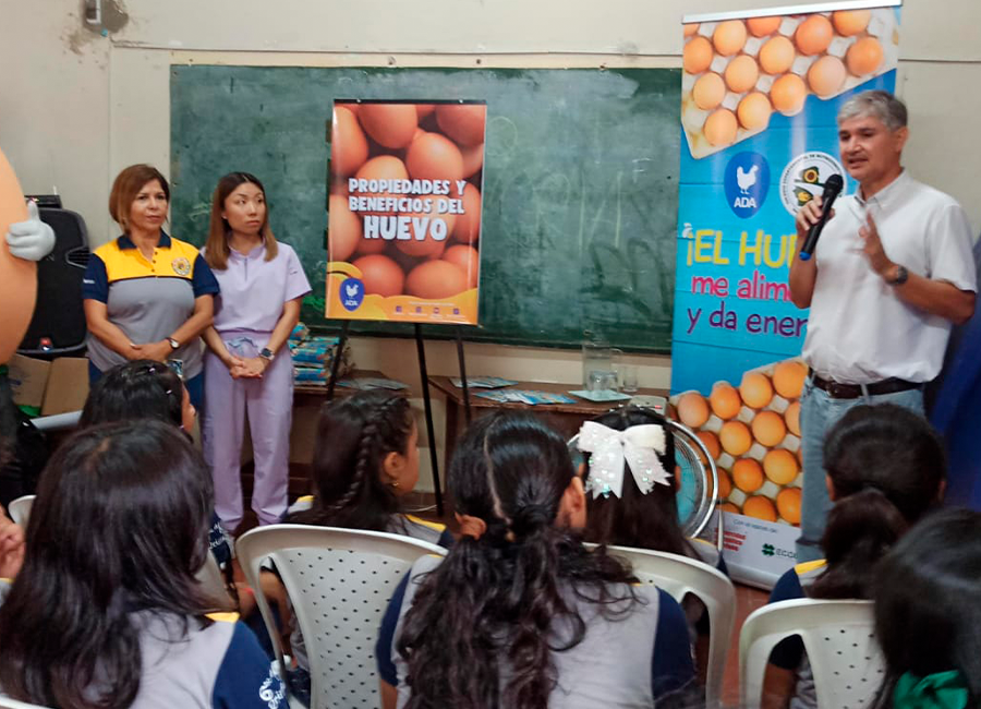 ESTUDIANTES RECIBEN CHARLA INFORMATIVA SOBRE EL HUEVO 